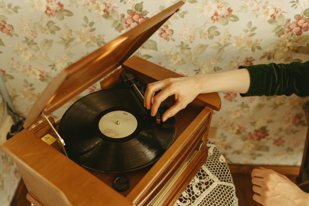 A Comprehensive Background and Overview Of Recording Labels. What does a Record Label Do For A Recording Artist?